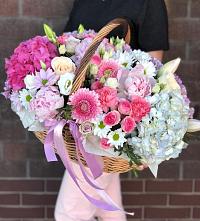 Цветочная композиция из Розы, Хризантемы, Пионы и Лизиантусы в корзине в Таловой