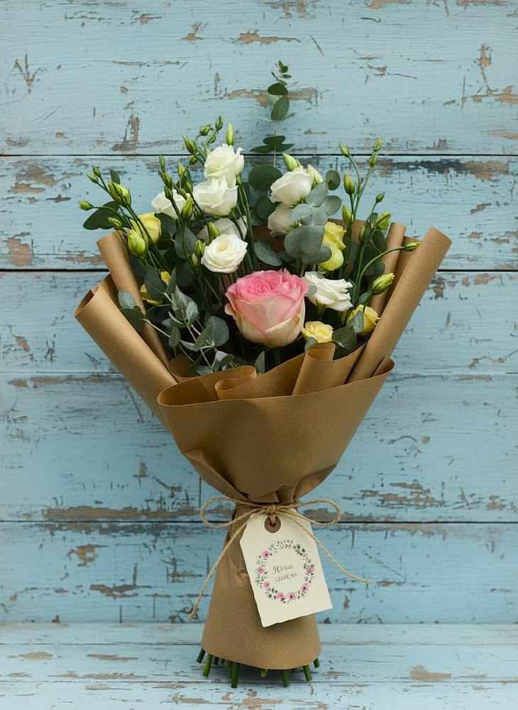 Букет цветов из: Розы и Лизиантусы в Таловой