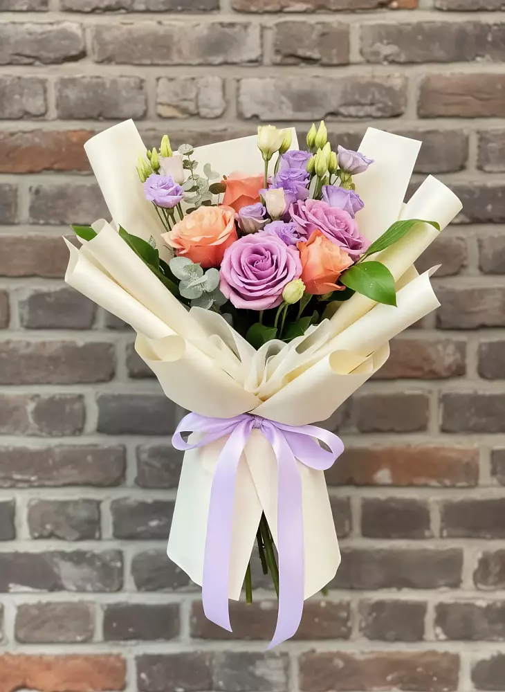 Букет цветов из: Лизиантусы и Розы в Таловой