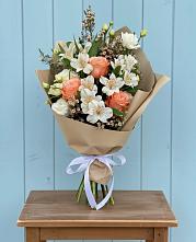 Букет цветов из:  Альстромерии, Лизиантусы, Розы и Хризантемы в Таловой