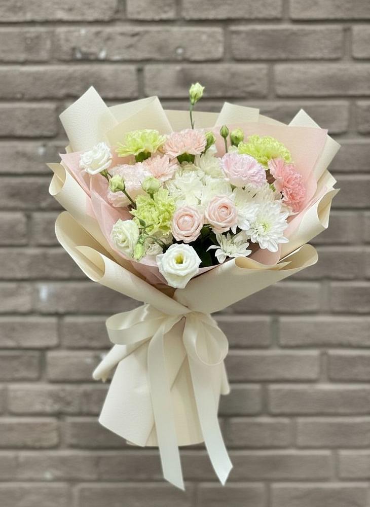 Букет цветов из: Гвоздики, Розы, Лизиантусы и Хризантемы в Таловой