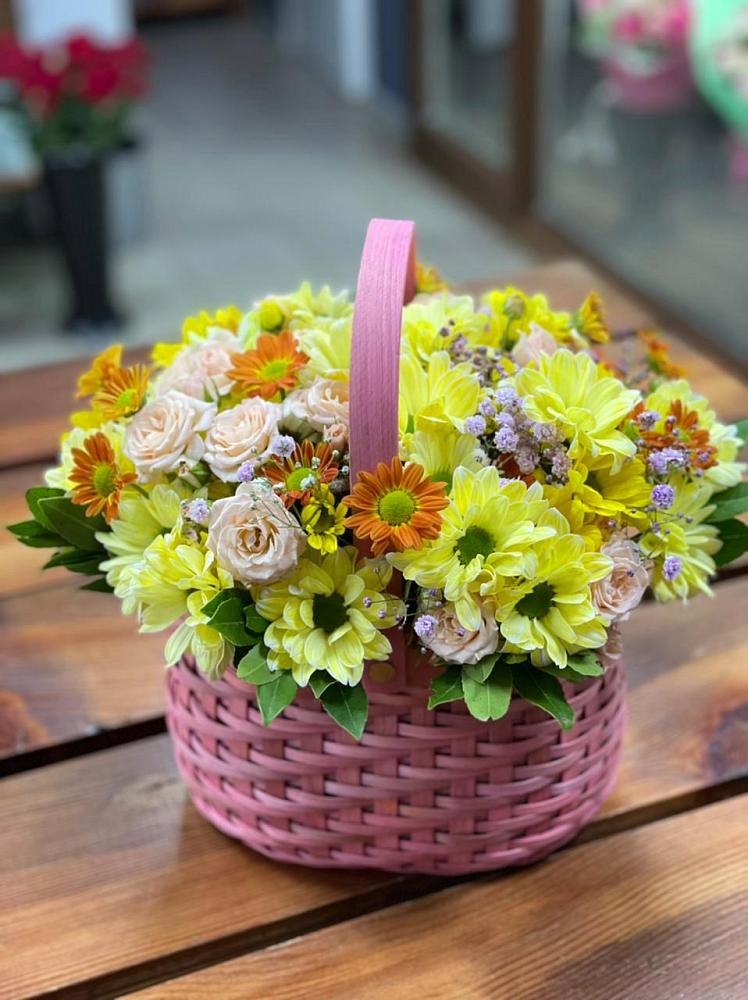 Цветочная композиция из Хризантемы и Розы в корзине в Таловой
