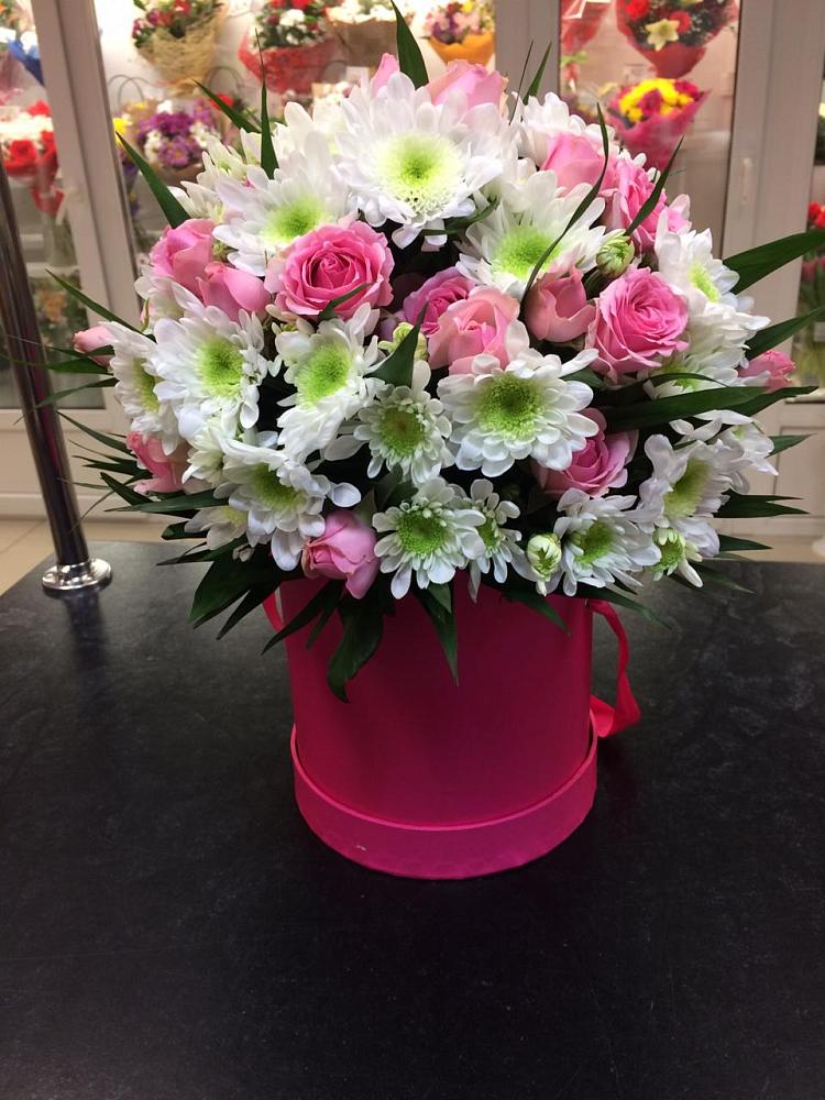 Цветочная композиция из Розы и Хризантемы в шляпной коробке в Таловой