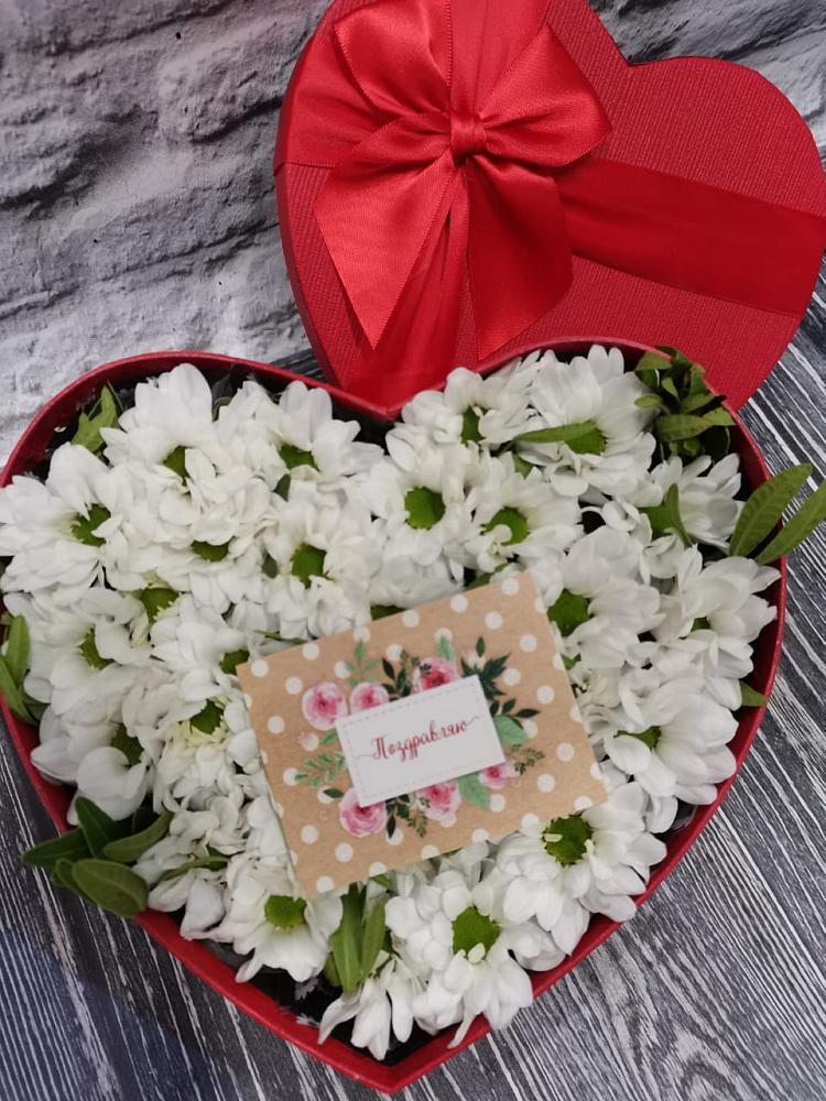 Цветочная композиция из Хризантемы в виде сердца в Таловой