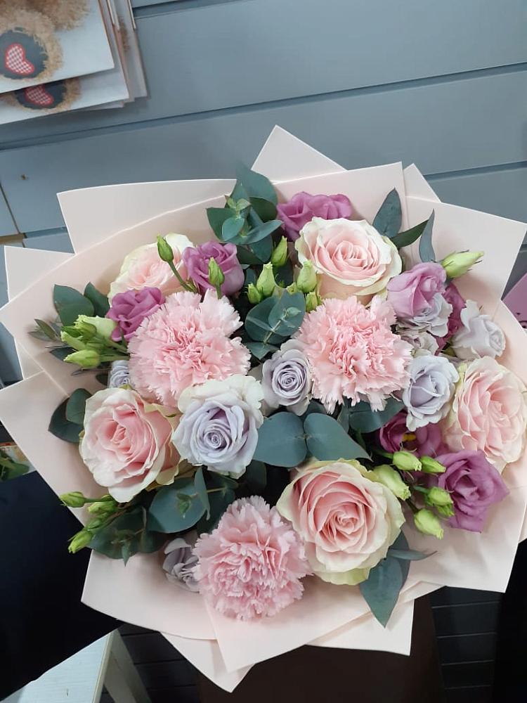 Букет цветов из: Розы, Гвоздики и Лизиантусы в Таловой