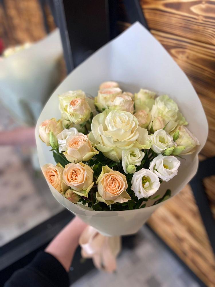 Букет цветов из: Розы и Лизиантусы в Таловой